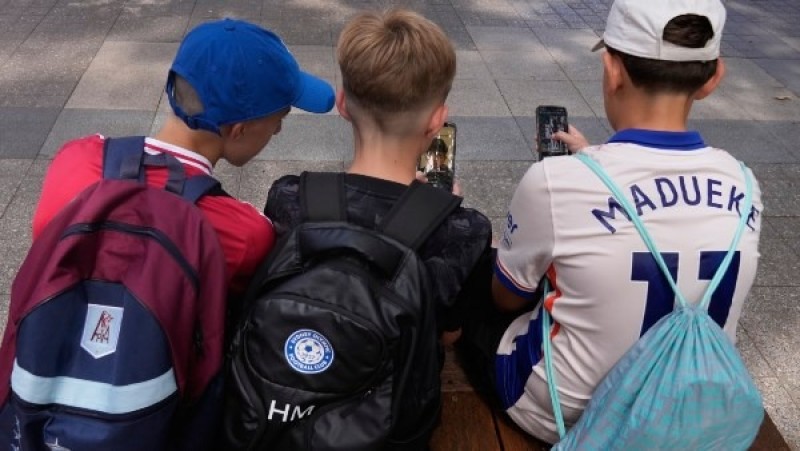 France Leads Digital Weaning with Youth Social Media Ban